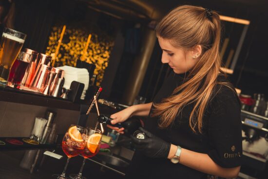 bartender pours mimosas